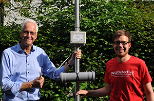 Foto: Auch MPI-M-Direktor Prof. Martin Claußen hat ein APOLLO in seinem Garten stehen und beteiligt sich damit an der Messkampagne. Bastian Kirsch, Doktorand an der Universität Hamburg, hat das Messgerät APOLLO aufgebaut.