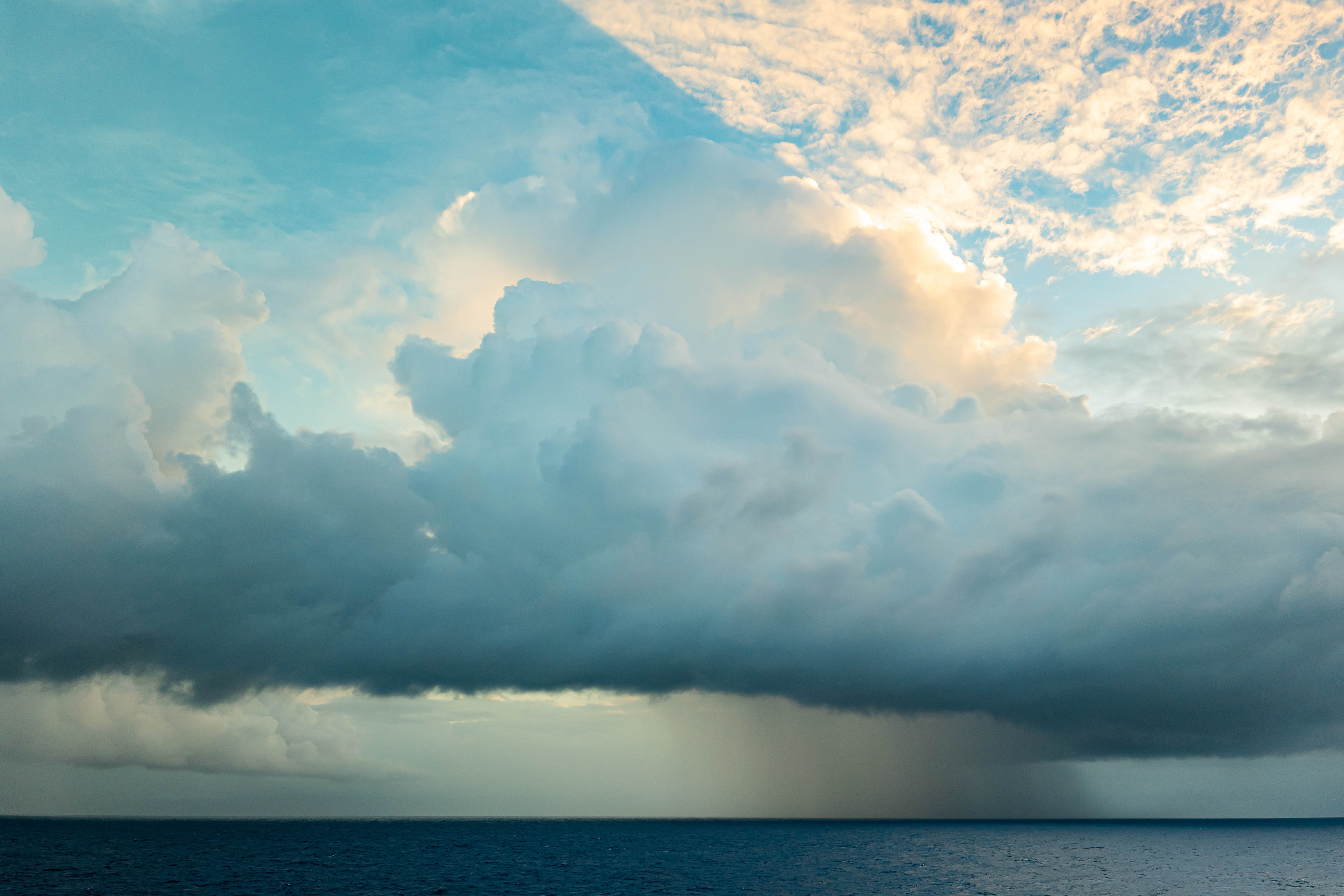 Regenwolken über dem Atlantik