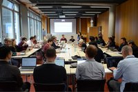 Gruppe von Wissenschaftlern im Austauch