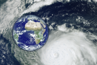 Satellitenaufnahme eines riesigen Wirbelsturms über dem Ozean mit einem eingeblendeten Bild der Erde im linken Bereich, auf dem Afrika im Zentrum sichtbar ist. Oben rechts befindet sich das Logo der Europäischen Weltraumorganisation (ESA).