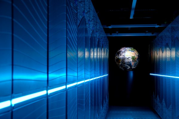 Foto: Supercomputer Levante im bläulichem Licht