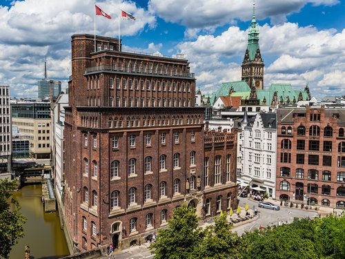 Aussenaufnahme des Gebäudes Haus der Patriotischen Gesellschaft, im Hintergrund das Hamburger Rathaus