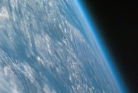 Blick auf die Erde aus dem Weltraum mit detaillierten Wolkenformationen, blauem Ozean und der sichtbaren Atmosphäre entlang des Horizonts. Der dunkle Weltraum bildet den Hintergrund.