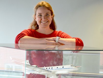 Julia Windmiller mit Model von HALO