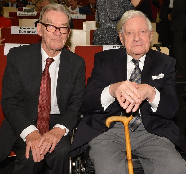 Photo of Prof Dr Reimar Lüst and former German Chancellor Helmut Schmidt