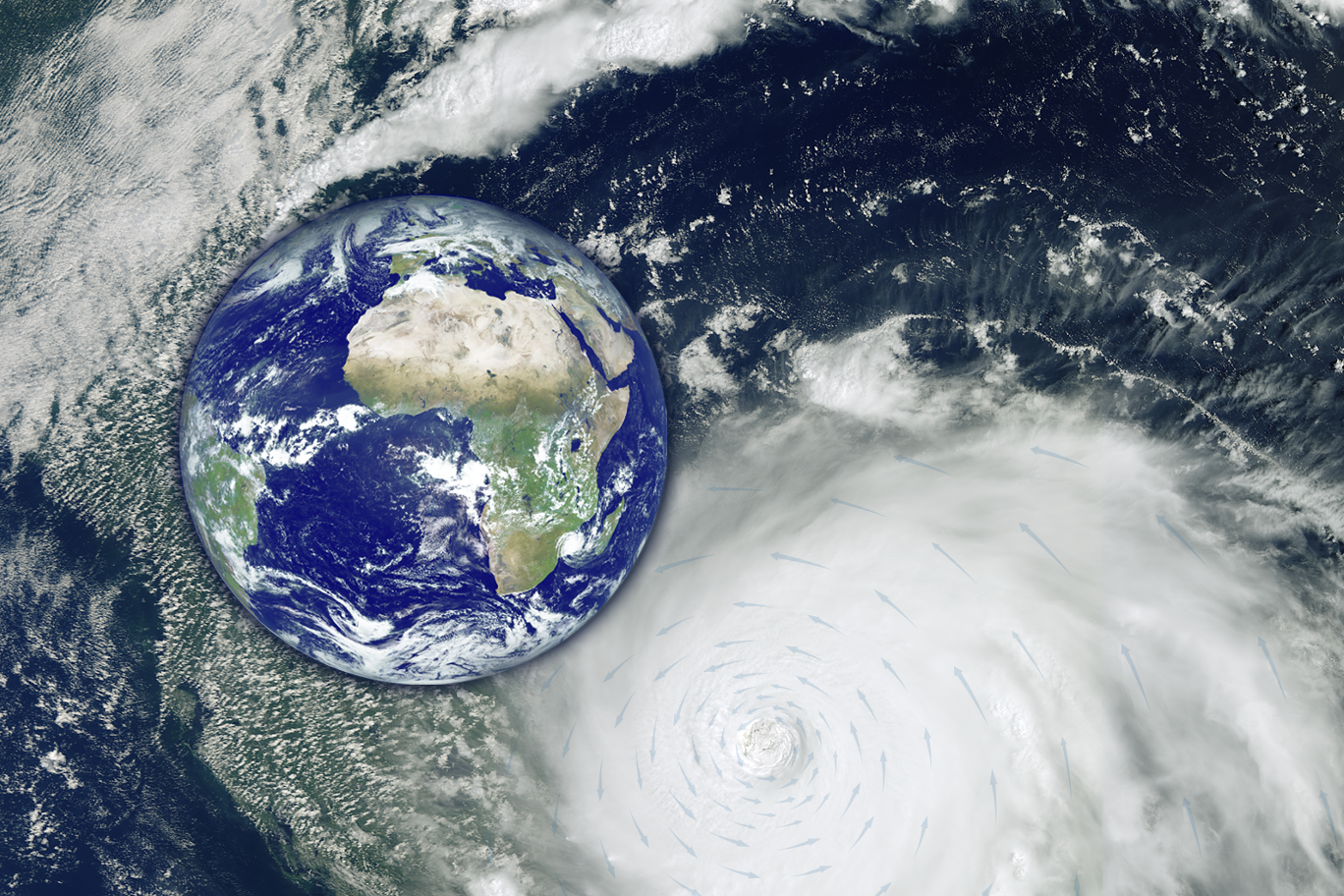 Satellitenaufnahme eines riesigen Wirbelsturms über dem Ozean mit einem eingeblendeten Bild der Erde im linken Bereich, auf dem Afrika im Zentrum sichtbar ist. Oben rechts befindet sich das Logo der Europäischen Weltraumorganisation (ESA).