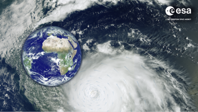 Satellitenaufnahme eines riesigen Wirbelsturms über dem Ozean mit einem eingeblendeten Bild der Erde im linken Bereich, auf dem Afrika im Zentrum sichtbar ist. Oben rechts befindet sich das Logo der Europäischen Weltraumorganisation (ESA).