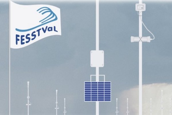 Fesstval, Sensor und Fesstval Flagge mit Logo, wolkiger Horizont im Hintergrund