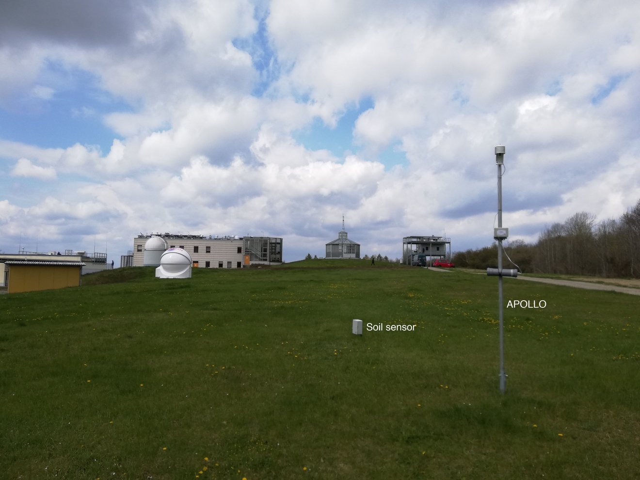 Meteorologischen Observatorium in Lindenberg im Hintergrund mit einer APOLLO Station und ein Bodensensor im Vordergrund