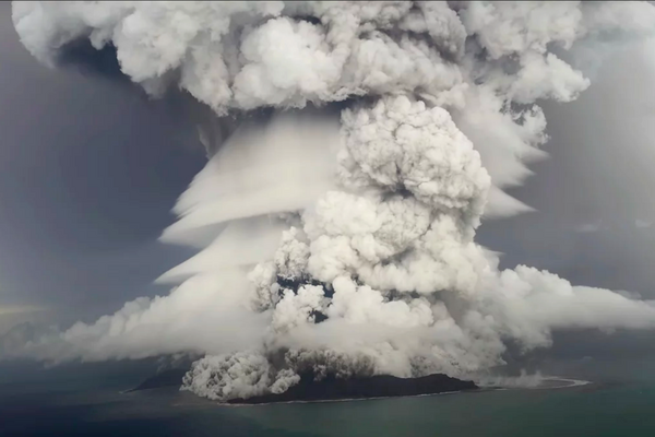 Photo eruption of volcano Hunga Tonga-Hunga Ha'apai 