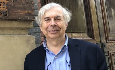 Prof. Guy Brasseur in front of the historical museum of the meteorological service in Shanghai (Photo: private)