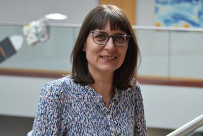 Portrait Franziska Glassmeier, im Hintergrund Elemente aus dem Atrium des MPI-M
