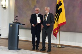 Foto: Bundespräsidenten Frank-Walter Steinmeier überreicht Klaus Hasselmann das Bundesverdienstkreuz