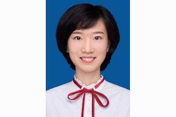 Portrait Lin Lin mit blauem Hintergrund