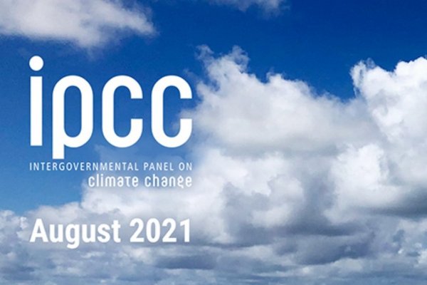 Wolkenbild und Logo IPCC