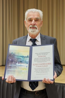 KLaus Hasselmann mit dem Nobelpreis Diplom