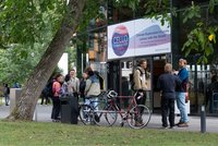 Junge Forschende stehen auf dem Campus der Bucerius Law School vor dem Eingang zum Auditorium. Dort hängt ein Banner mit der Aufschrift "CELLO Conference 2025".