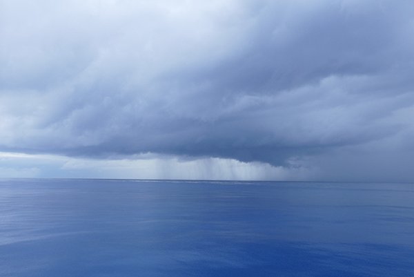 Foto: Regenwolken markieren den südlichen Rand der Intertropischen Konvergenzzone im Atlantik.